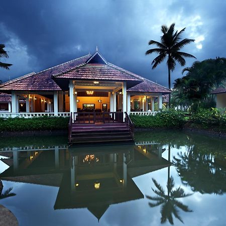 Hotel Abad Whispering Palms Kumarakom Exterior foto