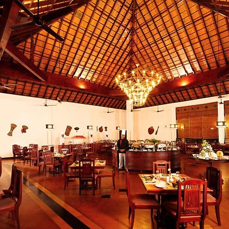 Hotel Abad Whispering Palms Kumarakom Exterior foto