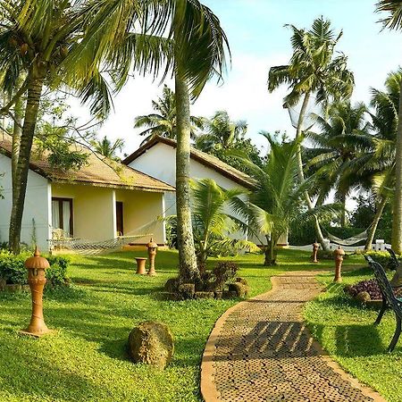 Hotel Abad Whispering Palms Kumarakom Exterior foto