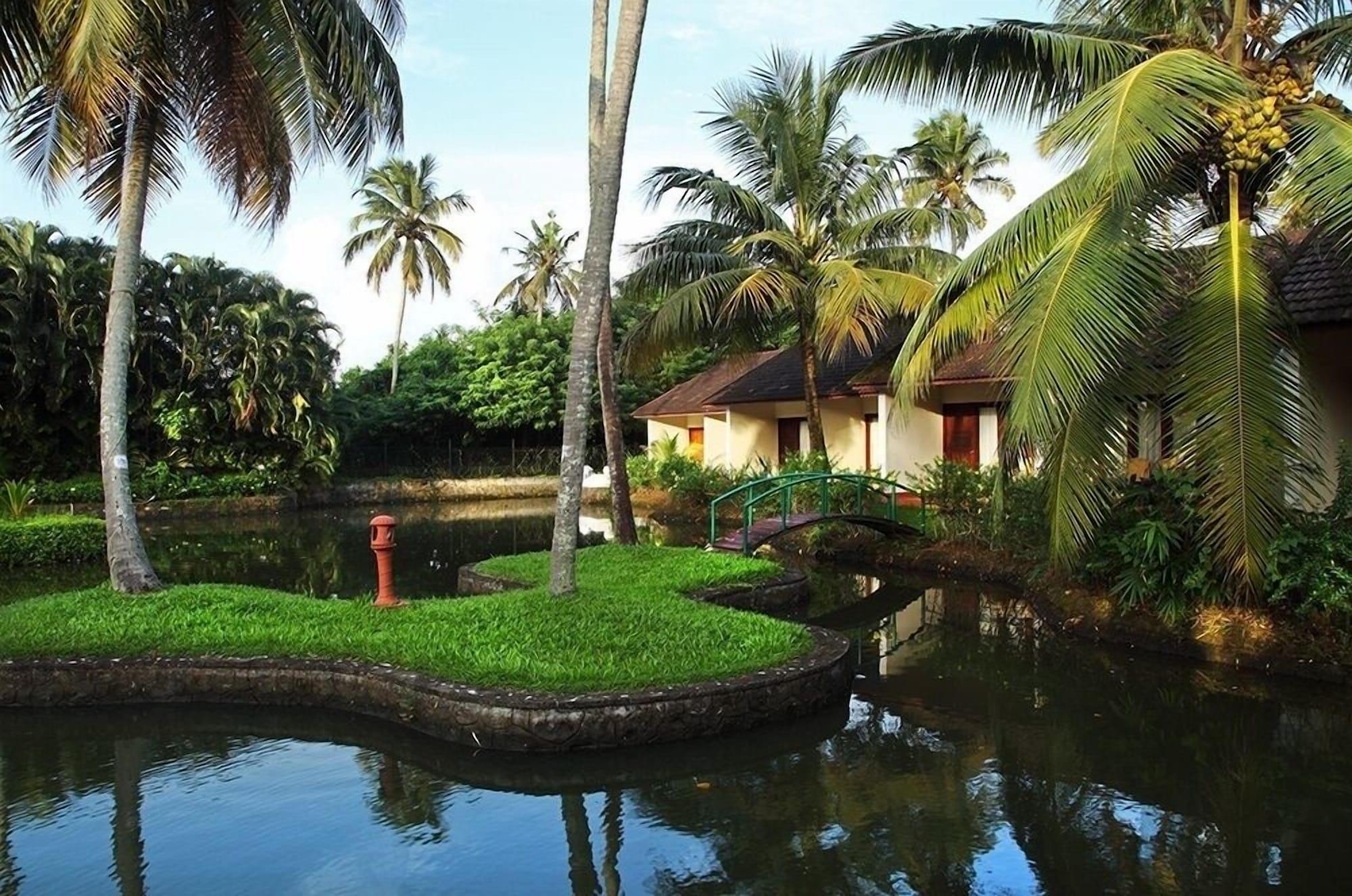 Hotel Abad Whispering Palms Kumarakom Exterior foto