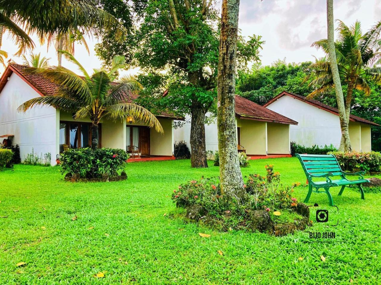 Hotel Abad Whispering Palms Kumarakom Exterior foto