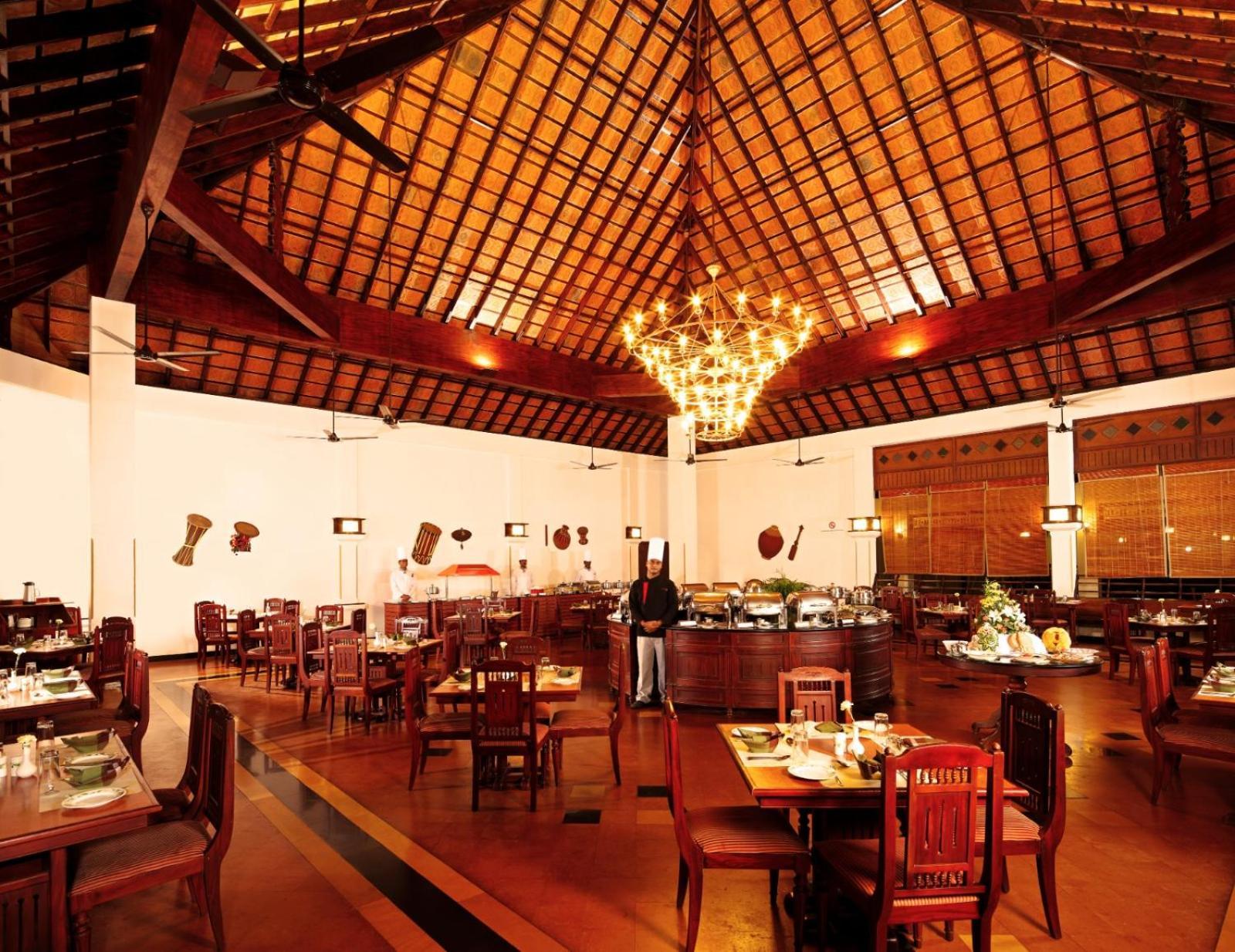 Hotel Abad Whispering Palms Kumarakom Exterior foto
