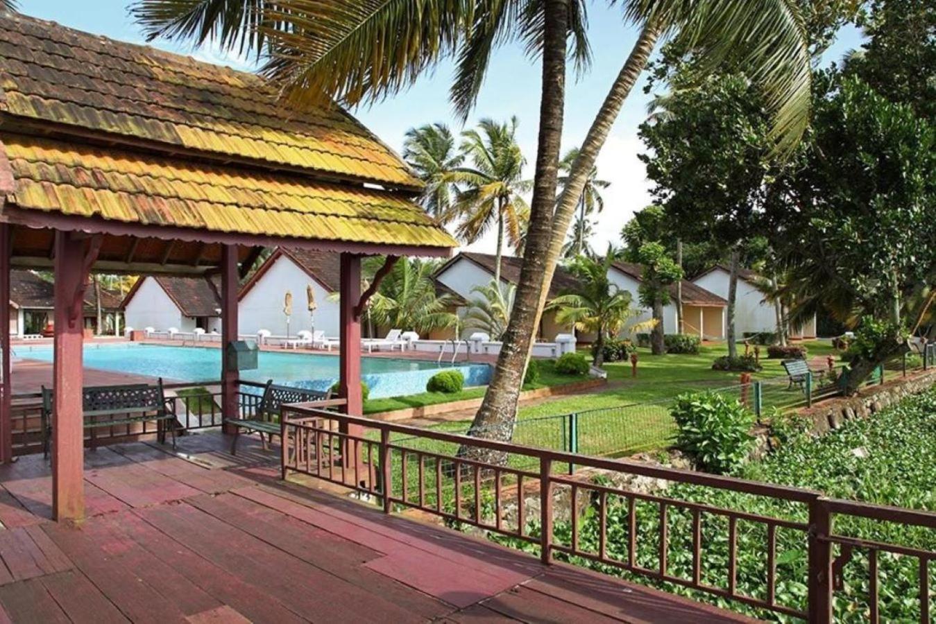 Hotel Abad Whispering Palms Kumarakom Exterior foto