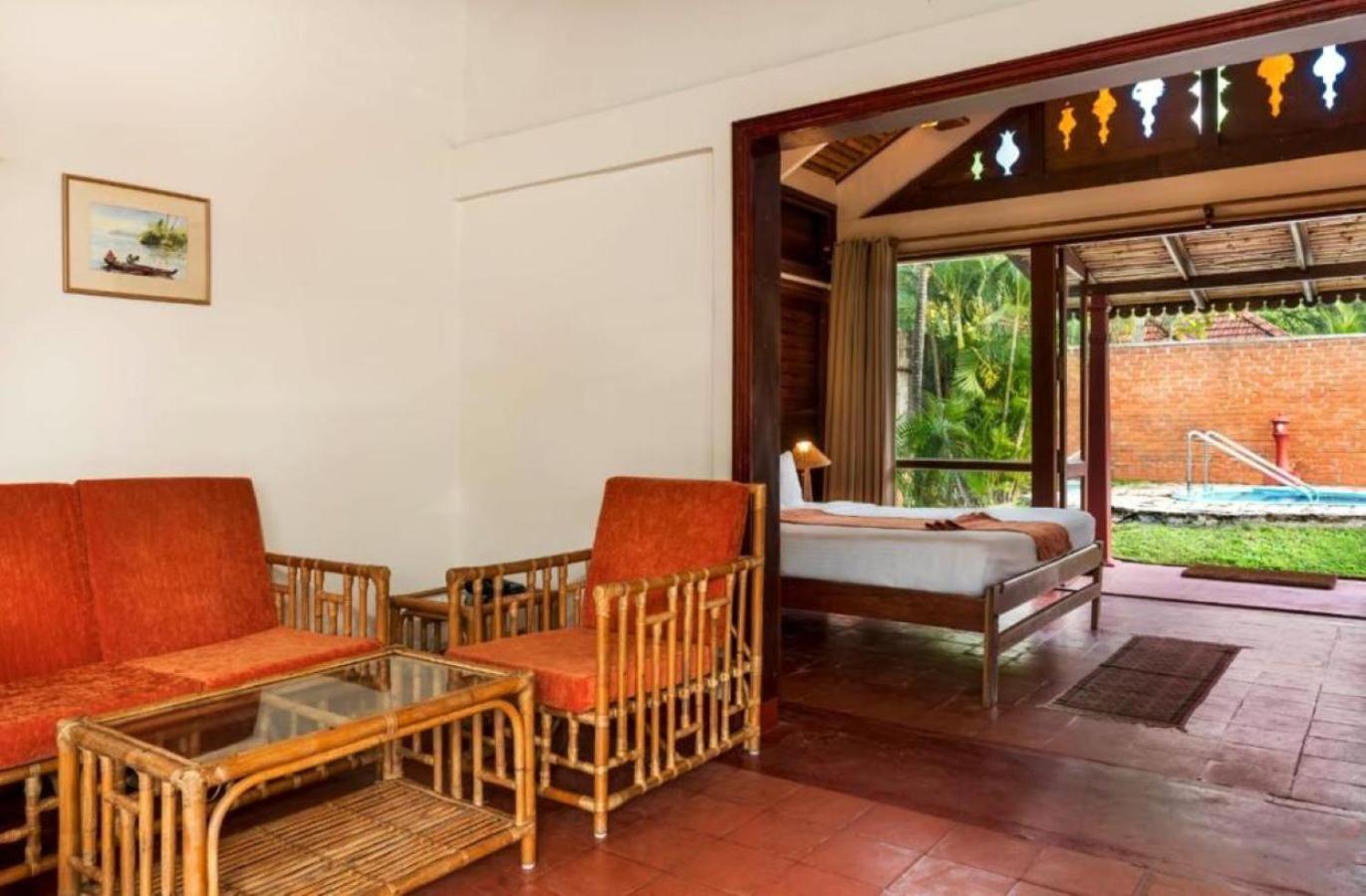 Hotel Abad Whispering Palms Kumarakom Exterior foto