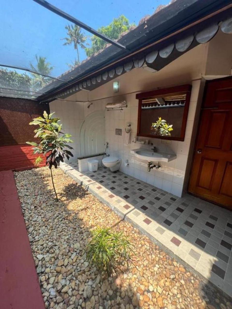 Hotel Abad Whispering Palms Kumarakom Exterior foto