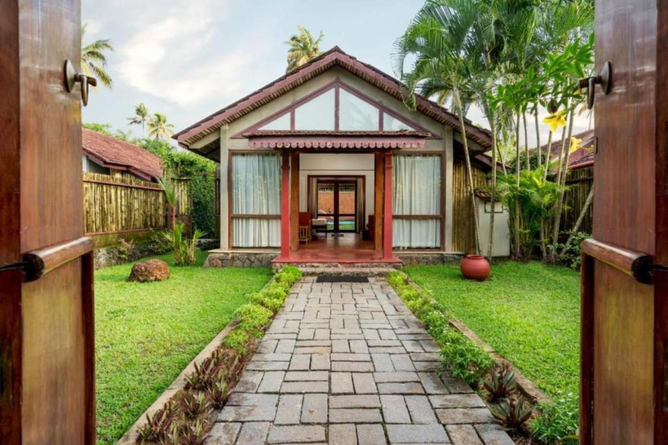 Hotel Abad Whispering Palms Kumarakom Exterior foto