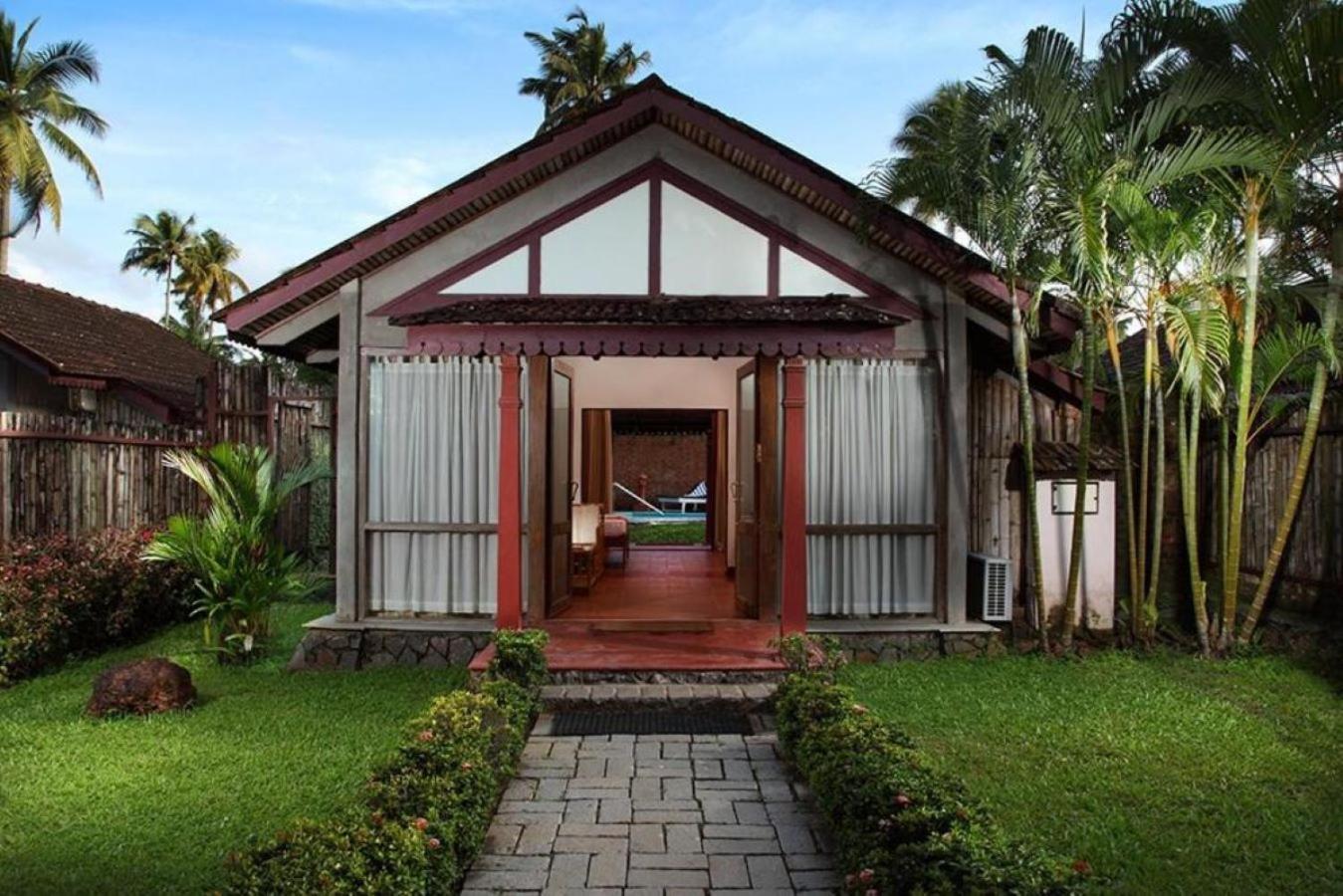Hotel Abad Whispering Palms Kumarakom Exterior foto