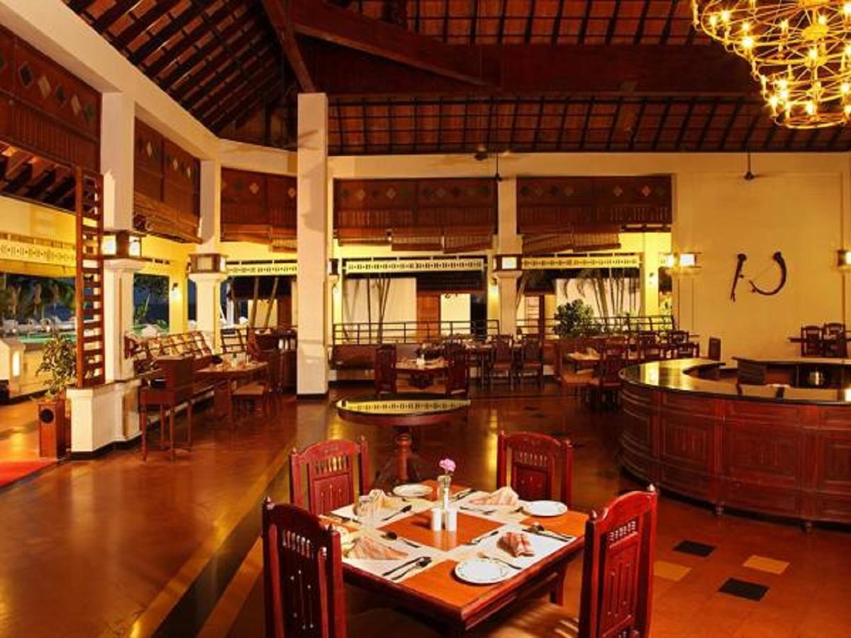 Hotel Abad Whispering Palms Kumarakom Exterior foto